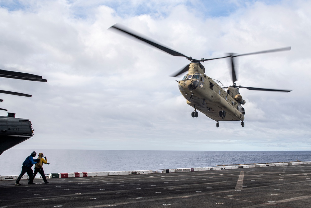 U.S. Army Apaches, Chinooks Conduct DLQs Aboard USS Somerset