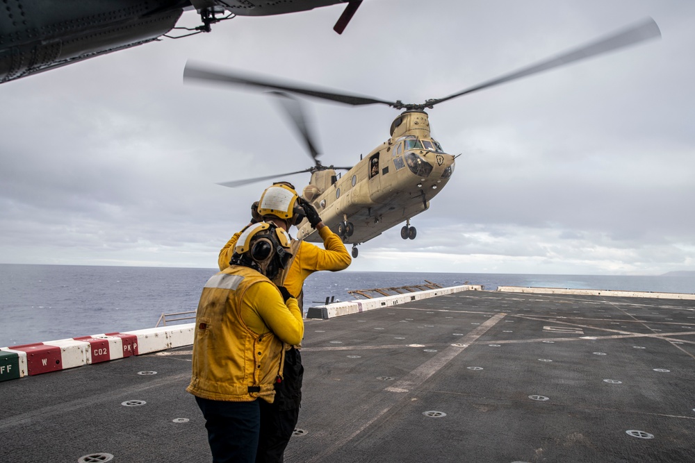 U.S. Army Apaches, Chinooks Conduct DLQs Aboard USS Somerset