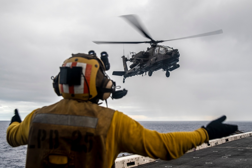 U.S. Army Apaches, Chinooks Conduct DLQs Aboard USS Somerset