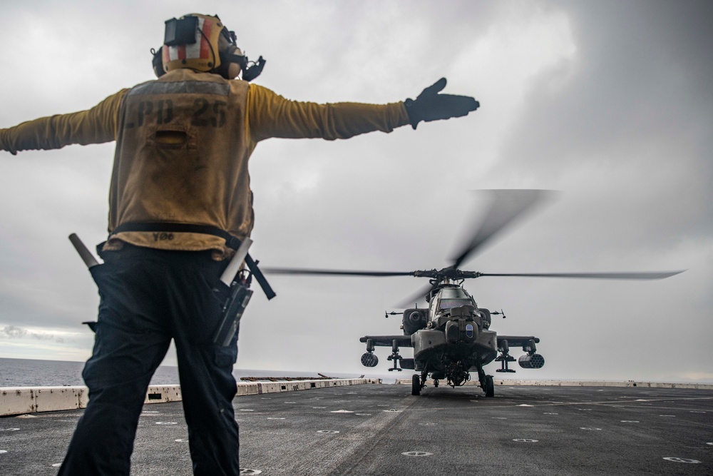 U.S. Army Apaches, Chinooks Conduct DLQs Aboard USS Somerset