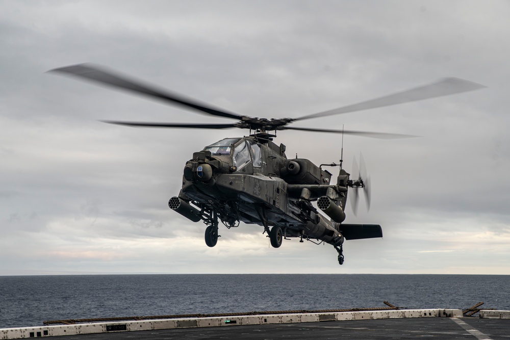 U.S. Army Apaches, Chinooks Conduct DLQs Aboard USS Somerset