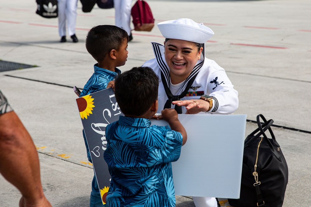 Abraham Lincoln pulls into Guam