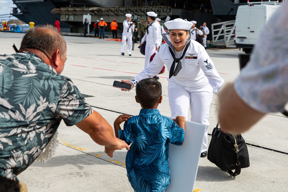Abraham Lincoln pulls into Guam