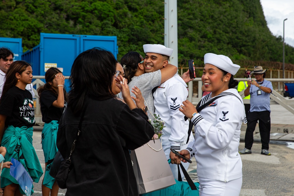 Abraham Lincoln pulls into Guam