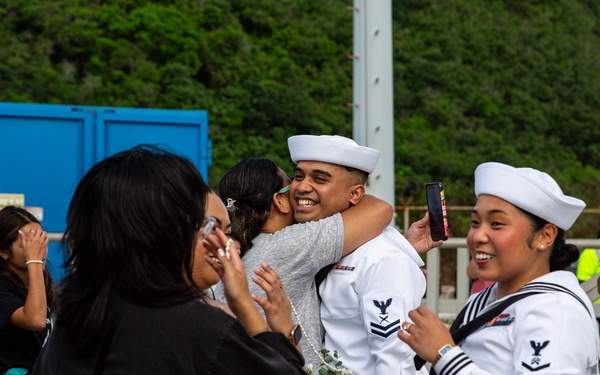 Abraham Lincoln pulls into Guam