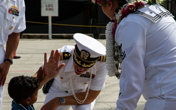 Abraham Lincoln pulls into Guam