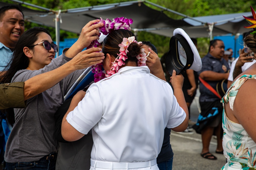 Abraham Lincoln pulls into Guam
