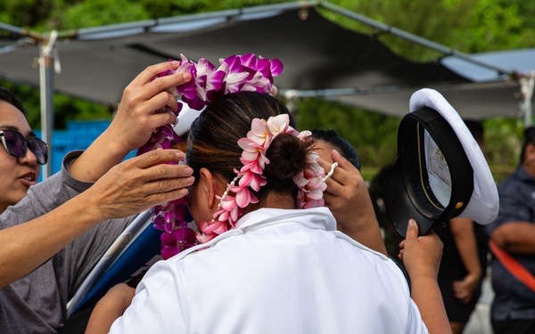 Abraham Lincoln pulls into Guam