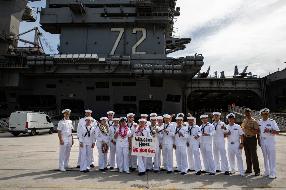 Abraham Lincoln pulls into Guam