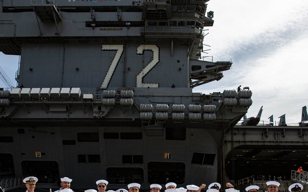 Abraham Lincoln pulls into Guam