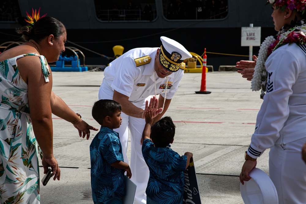 Abraham Lincoln pulls into Guam