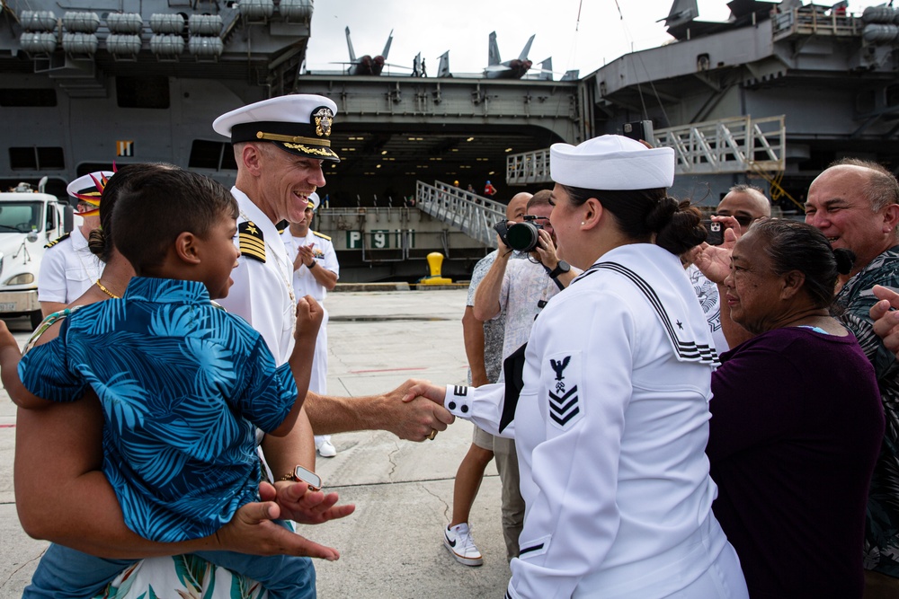 Abraham Lincoln pulls into Guam