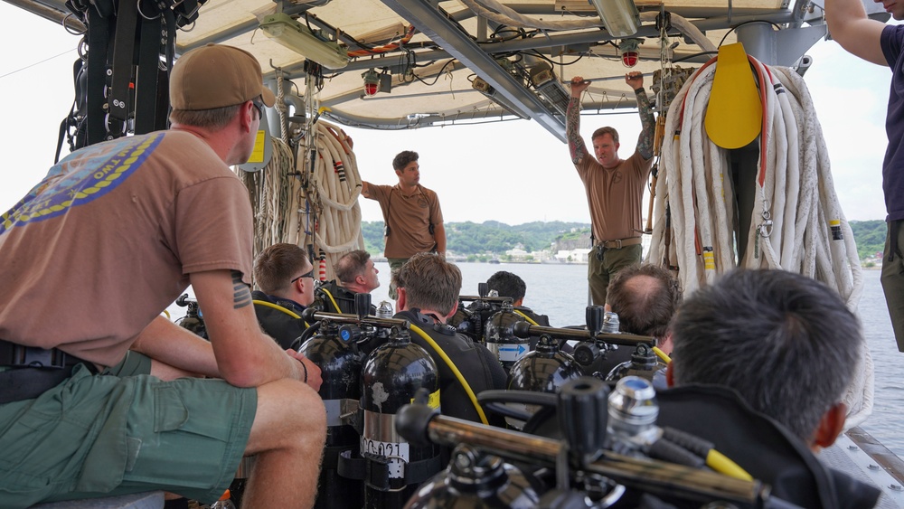 NAVFAC EXWC, CDD Charlie, SRF-JRMC, and CSG-7 Conduct Fleet Mooring Inspections at Fleet Activities Yokosuka