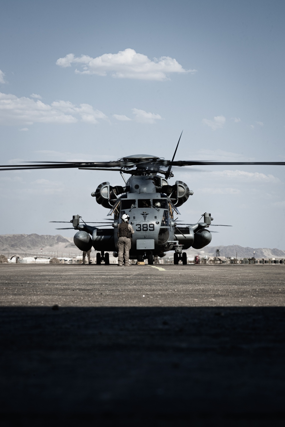 HMH 462 conducts air assault