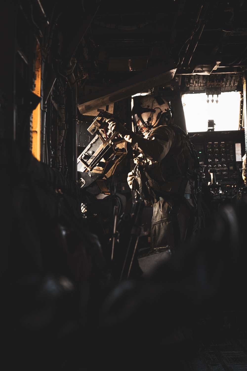 HMH 462 conducts air assault