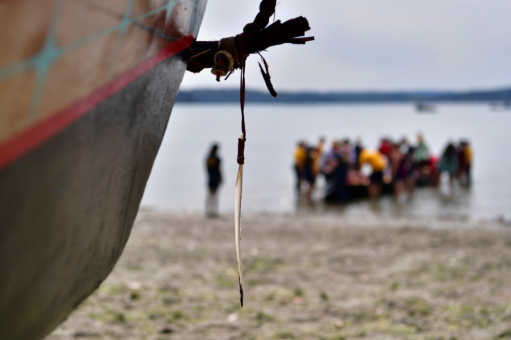 Sailors Assist in Port Gamble S'Klallam Tribe Canoe Landing