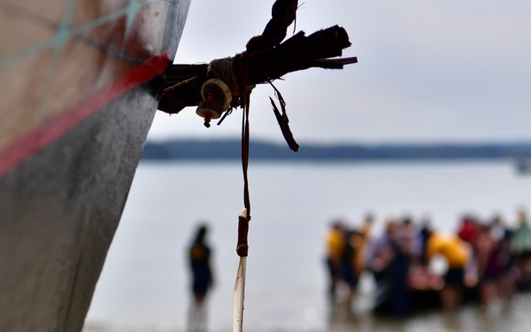 Sailors Assist in Port Gamble S'Klallam Tribe Canoe Landing