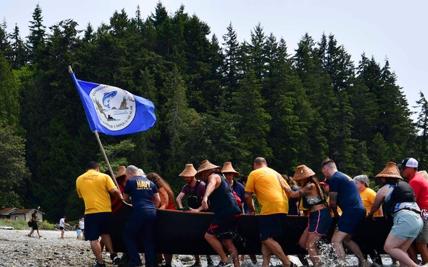 Sailors Assist in Port Gamble S'Klallam Tribe Canoe Landing