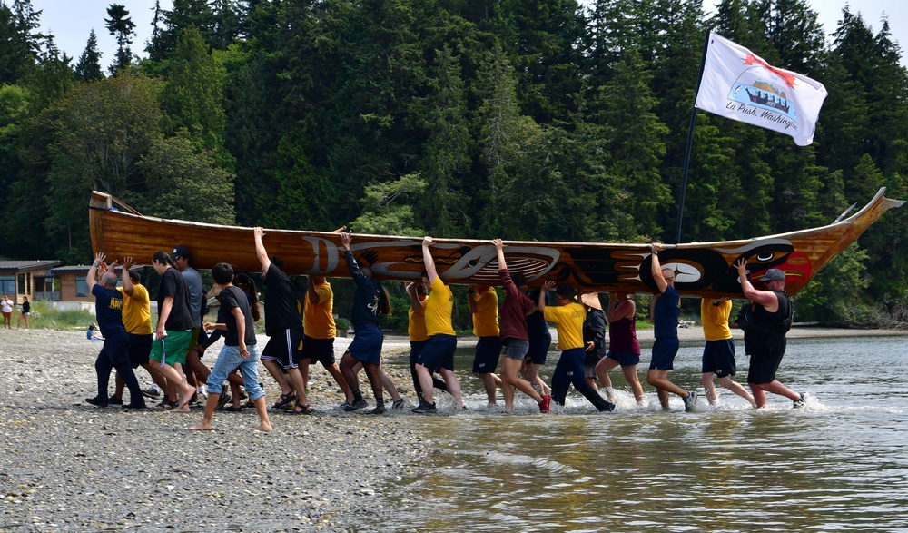 Sailors Assist in Port Gamble S'Klallam Tribe Canoe Landing