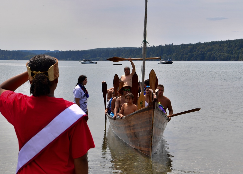 Sailors Assist in Port Gamble S'Klallam Tribe Canoe Landing