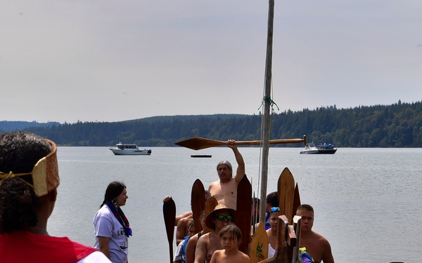 Sailors Assist in Port Gamble S'Klallam Tribe Canoe Landing