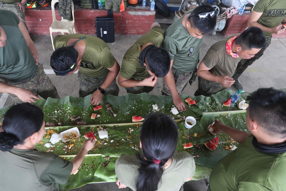 Pacific Partnership and the Armed Forces of the Philippines train together in Legazpi