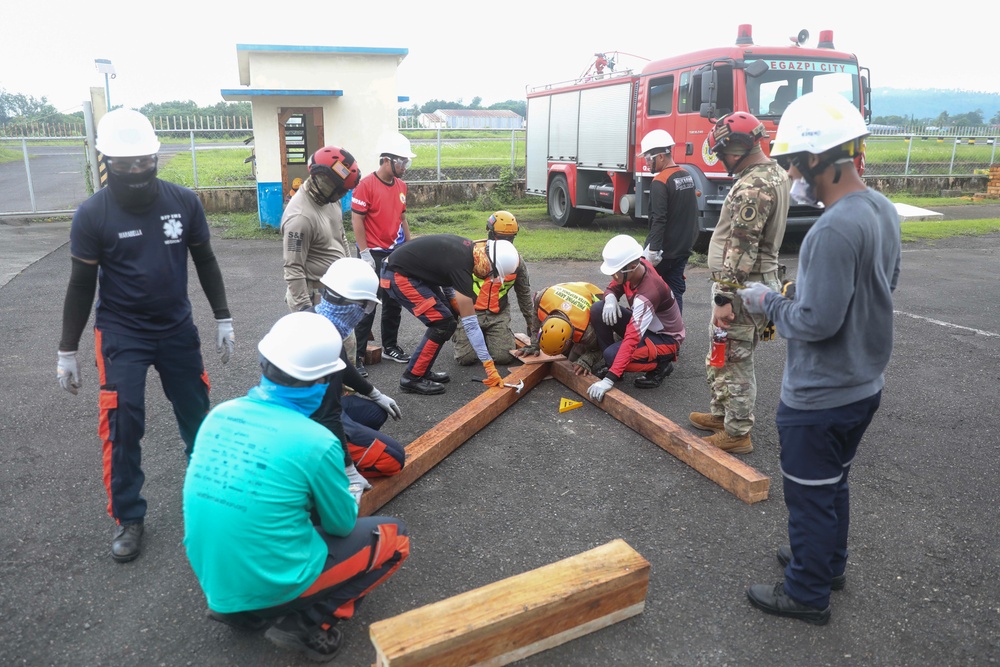 Pacific Partnership and the Armed Forces of the Philippines train together in Legazpi