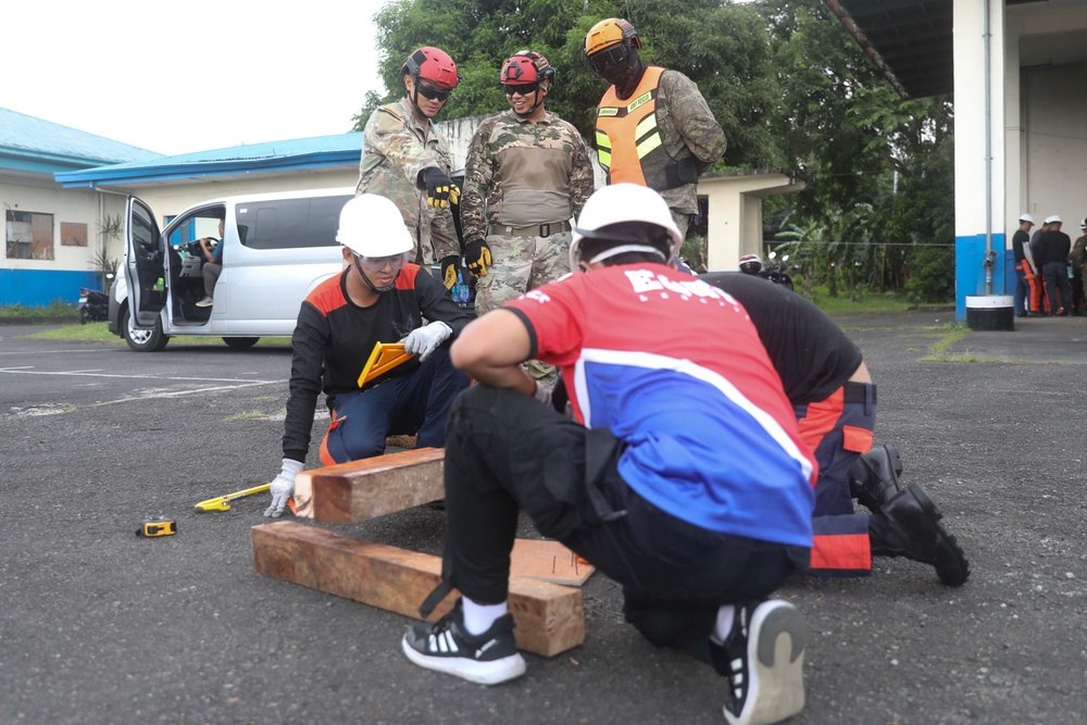 Pacific Partnership and the Armed Forces of the Philippines train together in Legazpi