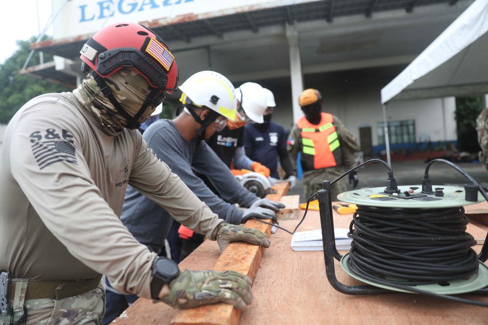 Pacific Partnership and the Armed Forces of the Philippines train together in Legazpi