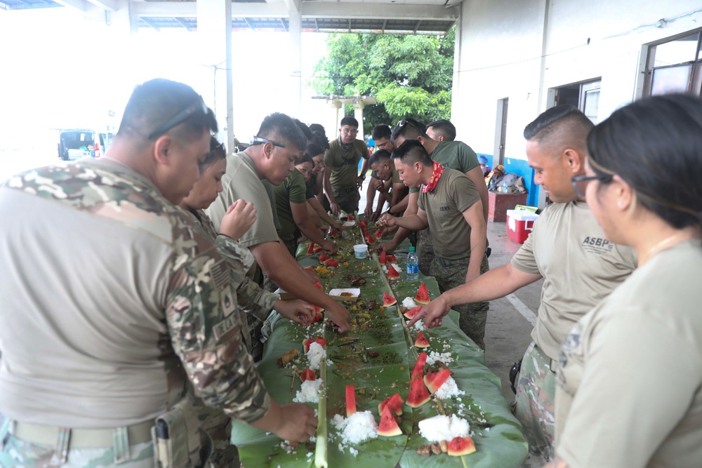 Pacific Partnership and the Armed Forces of the Philippines train together in Legazpi