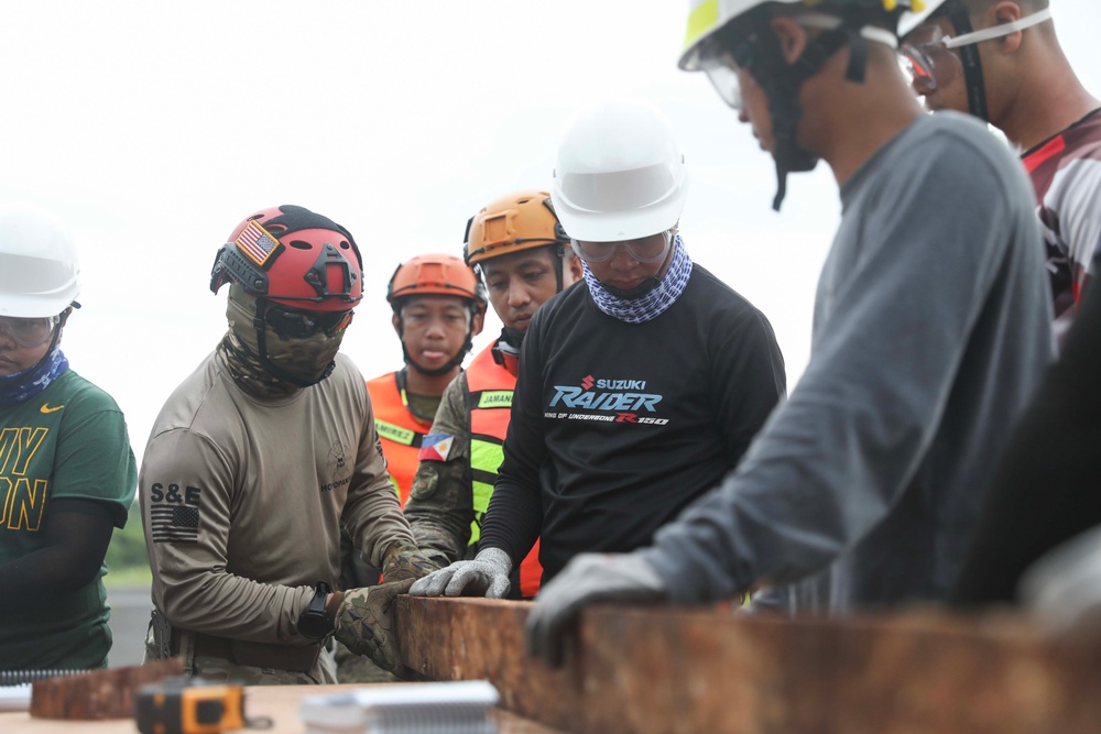 Pacific Partnership and the Armed Forces of the Philippines train together in Legazpi