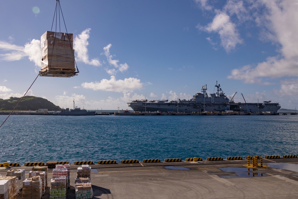 31st MEU conduct USS Comstock resupply
