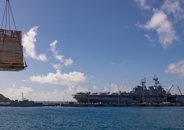 31st MEU conduct USS Comstock resupply