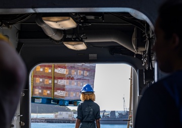 31st MEU conduct USS Comstock resupply