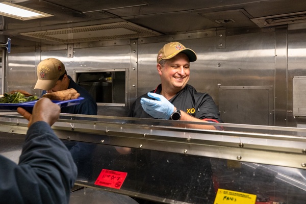 USS Stout serves lunch