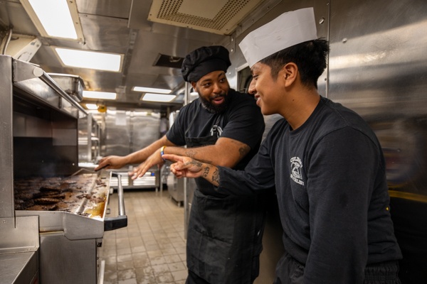 USS Stout serves lunch