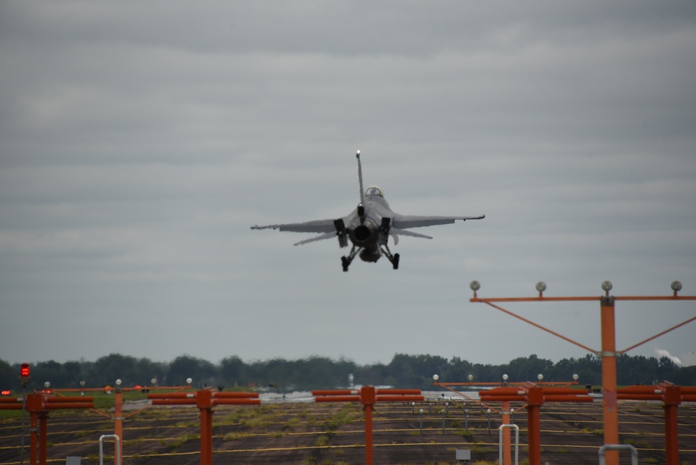 F-16 lands