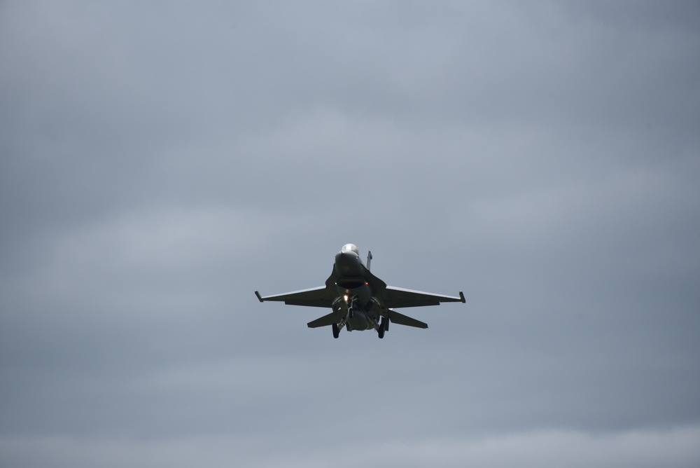 F-16 on approach