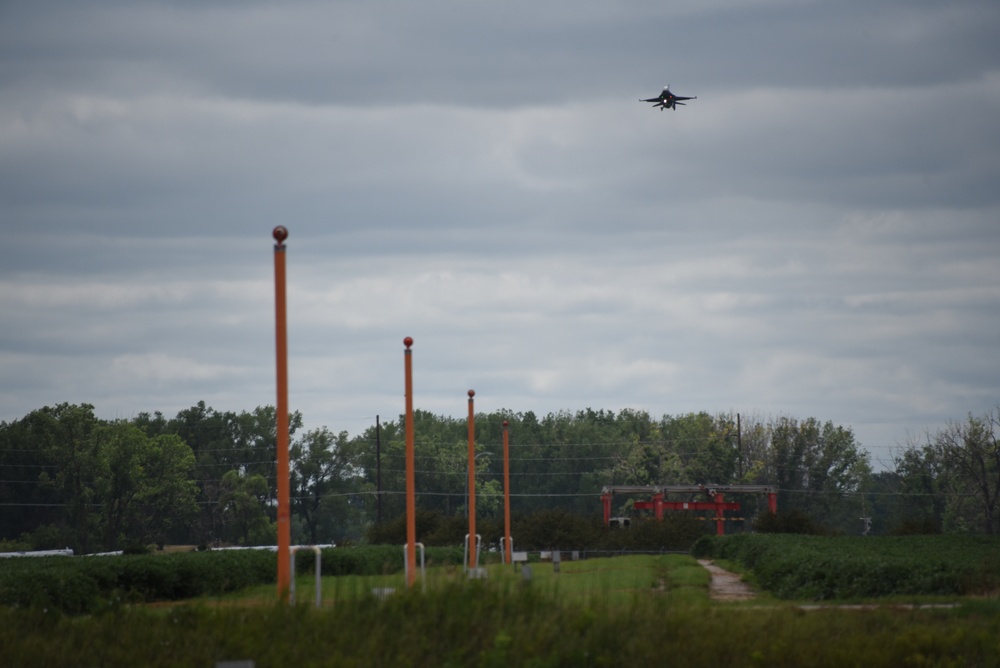 F-16 landing