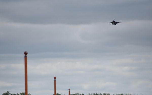 F-16 landing