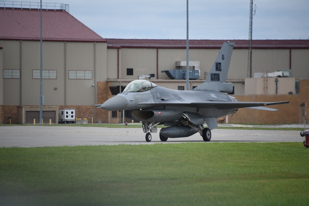 F-16 taxi