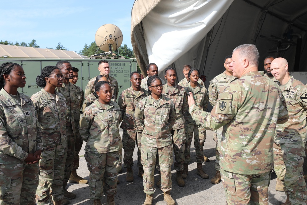 Lt. General Mark T. Simerly visits the 1st Air Cavalry Brigade
