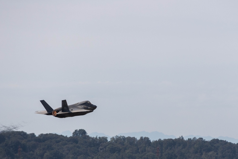U.S. Marines conduct F-35B demonstration during Seafair