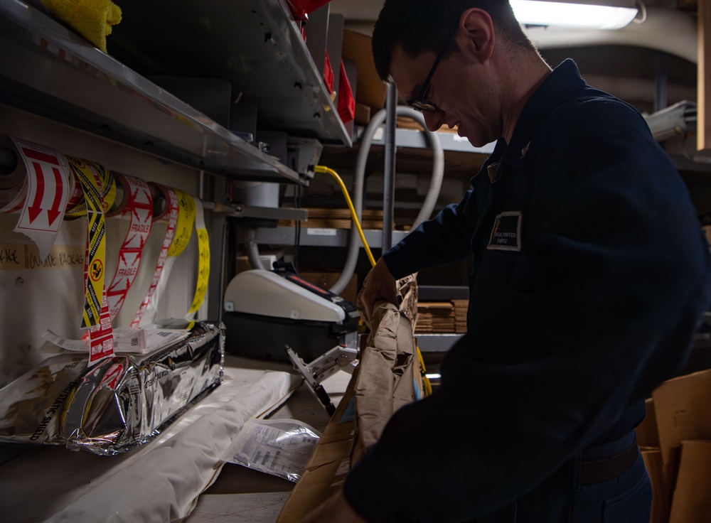 USS Carl Vinson (CVN 70) Logistics Specialist