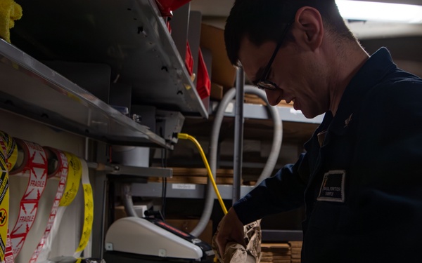USS Carl Vinson (CVN 70) Logistics Specialist