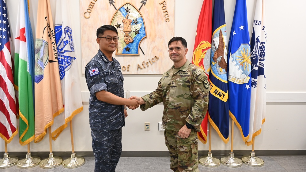 U.S. Army Maj. Gen. Brian T. Cashman convenes with ROK service  members