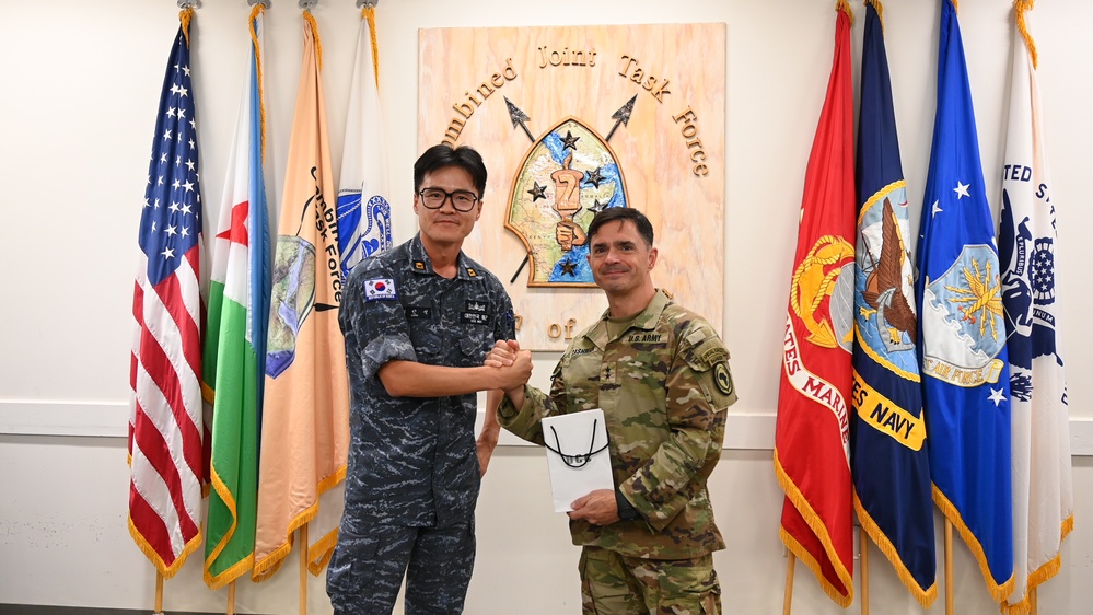 U.S. Army Maj. Gen. Brian T. Cashman convenes with ROK service  members
