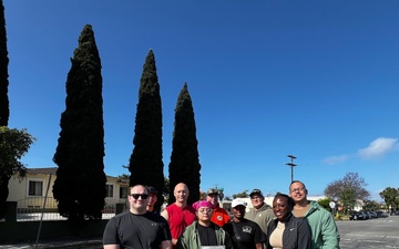 IWTC San Diego Sailors participate in community trash cleanup event