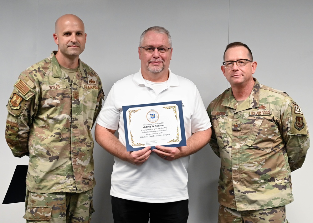 Exceptional OC-ALC performers recognized by commander