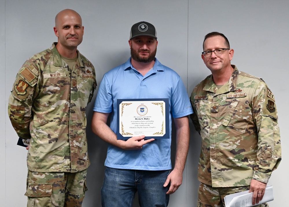 Exceptional OC-ALC performers recognized by commander